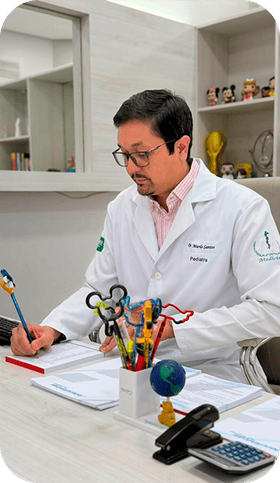 Dr. Murilo Santos com otoscópio